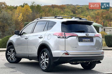 Внедорожник / Кроссовер Toyota RAV4 2018 в 