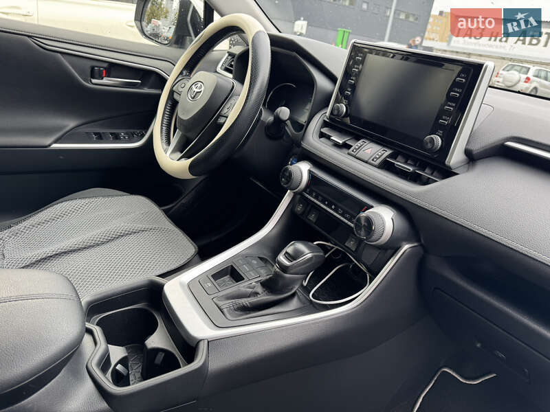 Внедорожник / Кроссовер Toyota RAV4 2019 в Киеве