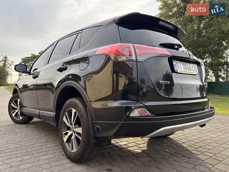 Внедорожник / Кроссовер Toyota RAV4 2015 в Гадяче