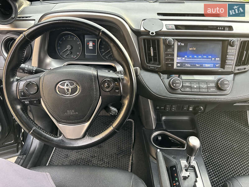 Внедорожник / Кроссовер Toyota RAV4 2015 в Гадяче