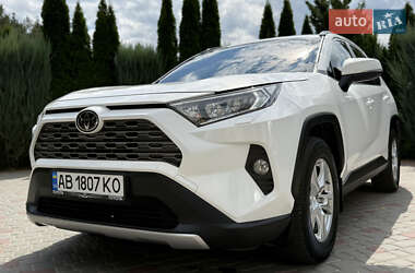 Позашляховик / Кросовер Toyota RAV4 2020 в 