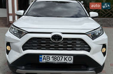 Позашляховик / Кросовер Toyota RAV4 2020 в 