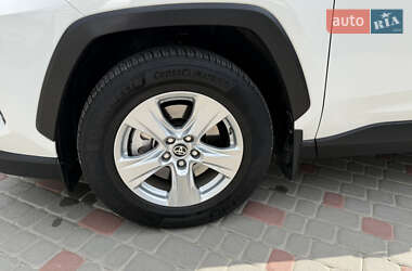 Позашляховик / Кросовер Toyota RAV4 2020 в 