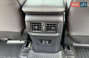 Позашляховик / Кросовер Toyota RAV4 2020 в 