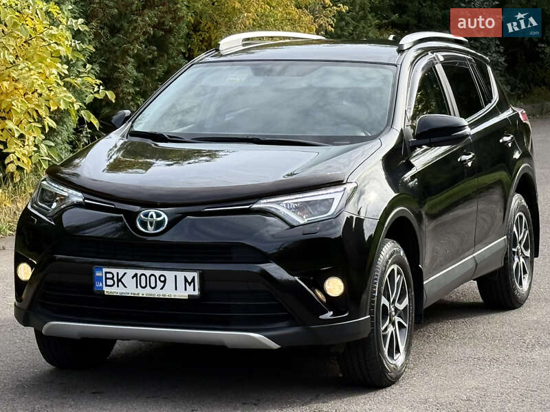 Внедорожник / Кроссовер Toyota RAV4 2017 в Ровно