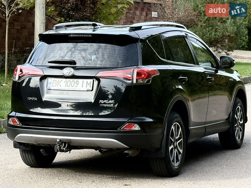Внедорожник / Кроссовер Toyota RAV4 2017 в Ровно