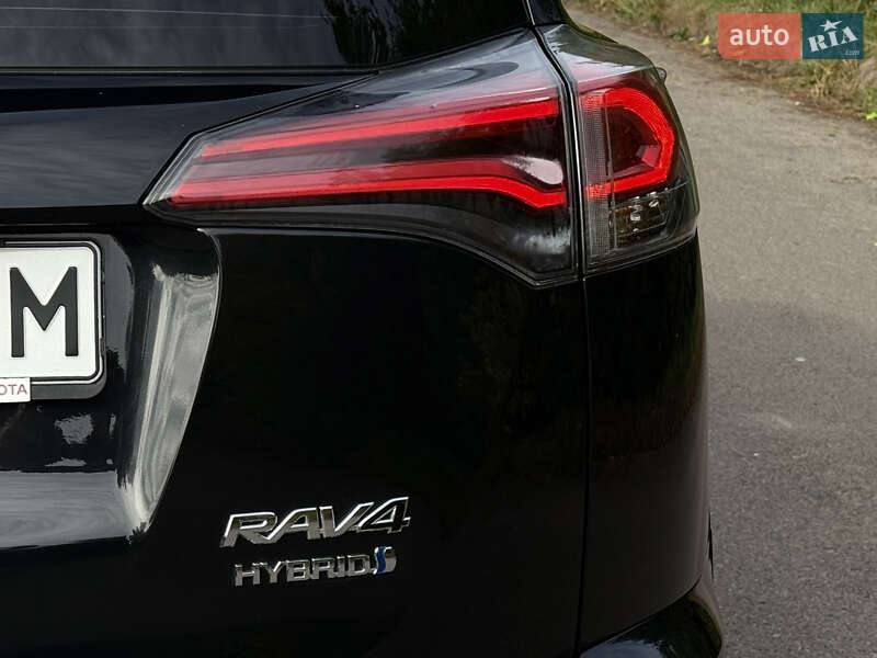 Внедорожник / Кроссовер Toyota RAV4 2017 в Ровно