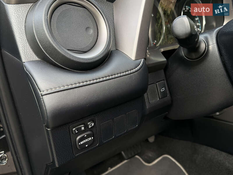 Внедорожник / Кроссовер Toyota RAV4 2017 в Ровно
