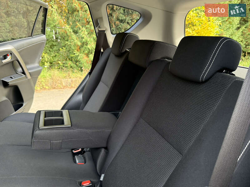 Внедорожник / Кроссовер Toyota RAV4 2017 в Ровно