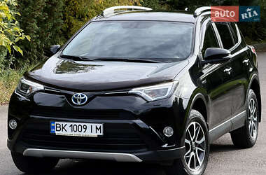 Внедорожник / Кроссовер Toyota RAV4 2017 в Ровно