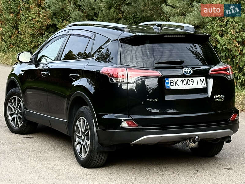 Внедорожник / Кроссовер Toyota RAV4 2017 в Ровно