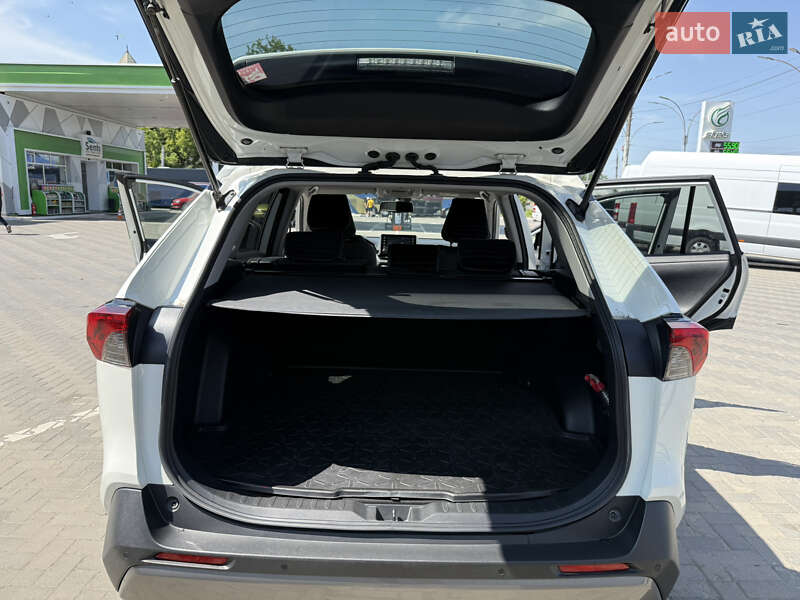 Внедорожник / Кроссовер Toyota RAV4 2019 в Черновцах