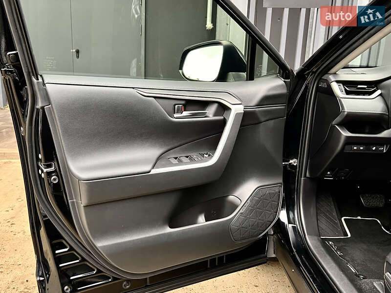 Внедорожник / Кроссовер Toyota RAV4 2020 в Киеве