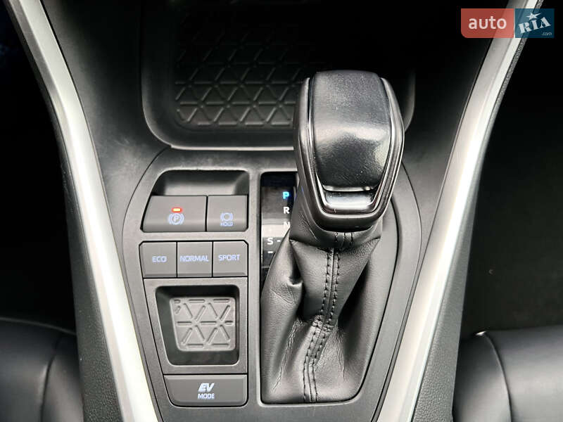 Внедорожник / Кроссовер Toyota RAV4 2020 в Киеве