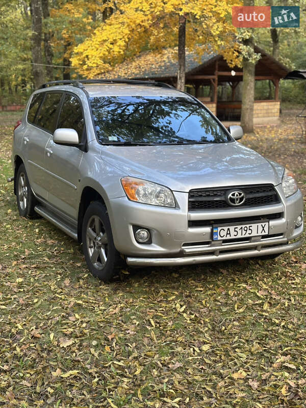 Позашляховик / Кросовер Toyota RAV4 2011 в Умані