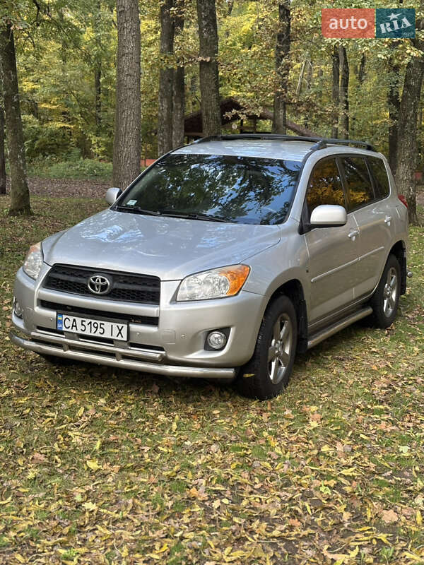 Позашляховик / Кросовер Toyota RAV4 2011 в Умані