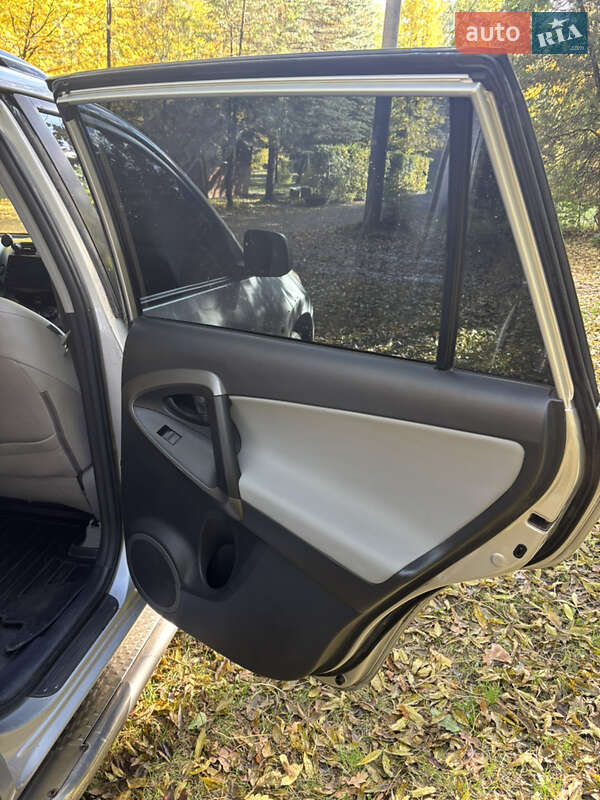 Позашляховик / Кросовер Toyota RAV4 2011 в Умані