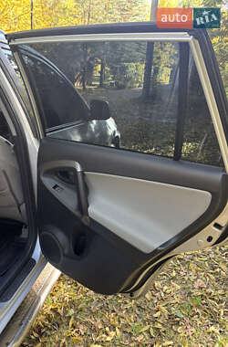 Внедорожник / Кроссовер Toyota RAV4 2011 в 