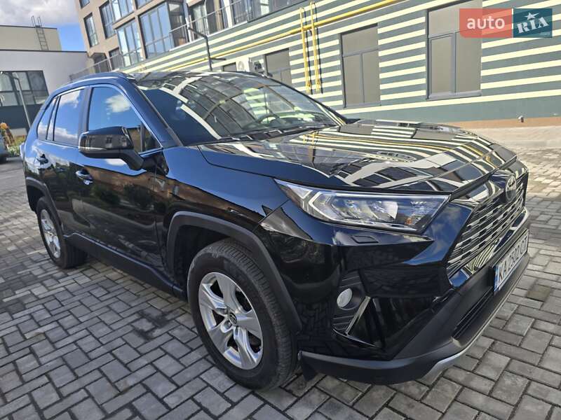 Внедорожник / Кроссовер Toyota RAV4 2021 в 