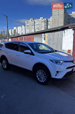 Внедорожник / Кроссовер Toyota RAV4 2017 в 