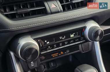 Внедорожник / Кроссовер Toyota RAV4 2021 в 