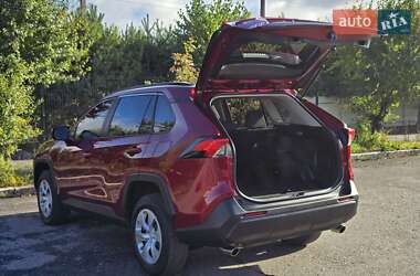 Внедорожник / Кроссовер Toyota RAV4 2021 в 