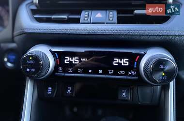 Внедорожник / Кроссовер Toyota RAV4 2019 в 