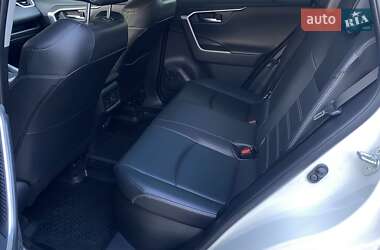 Внедорожник / Кроссовер Toyota RAV4 2019 в 
