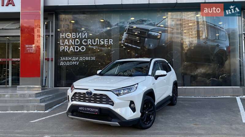 Внедорожник / Кроссовер Toyota RAV4 2019 в 