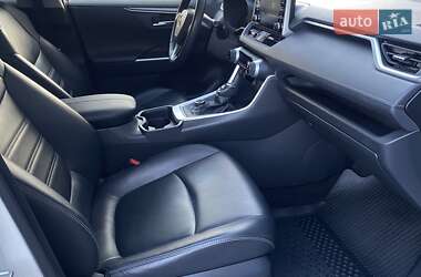 Внедорожник / Кроссовер Toyota RAV4 2019 в 