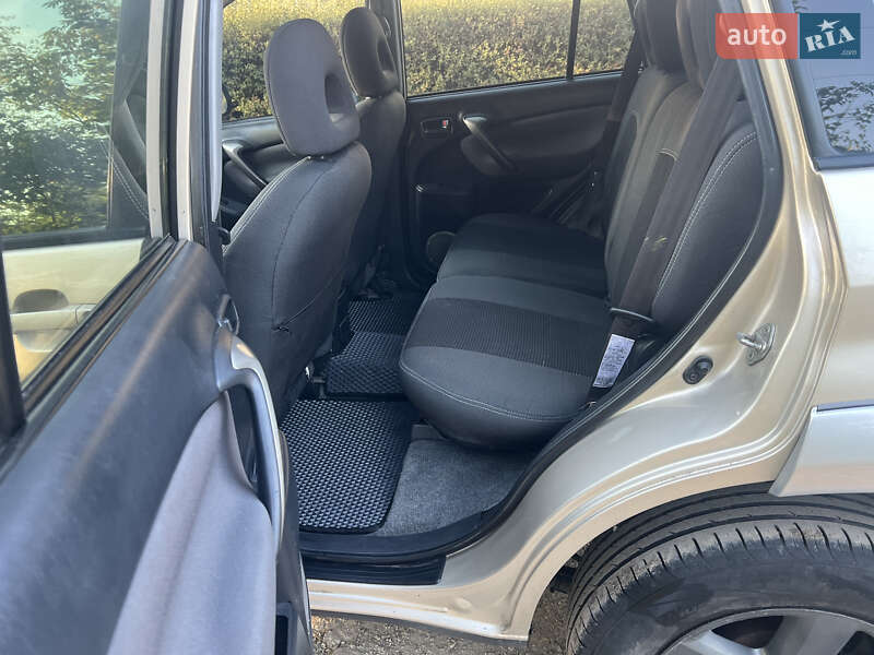 Внедорожник / Кроссовер Toyota RAV4 2005 в Днепре
