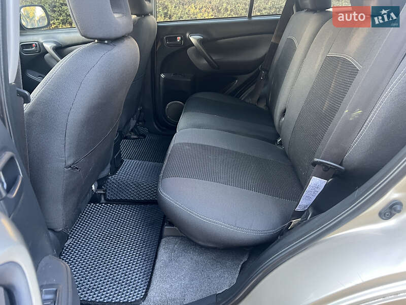 Внедорожник / Кроссовер Toyota RAV4 2005 в Днепре