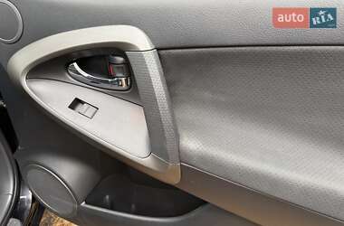 Внедорожник / Кроссовер Toyota RAV4 2012 в 