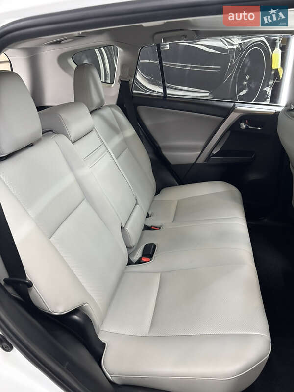 Внедорожник / Кроссовер Toyota RAV4 2016 в Харькове