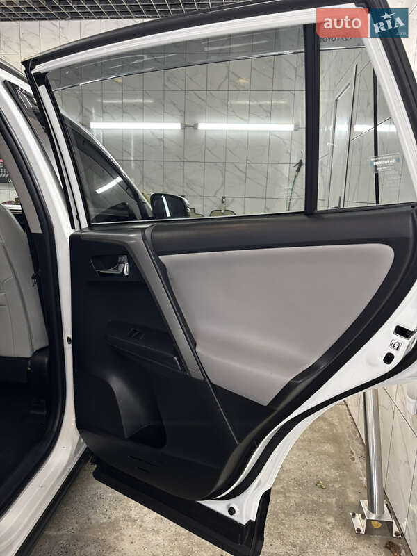 Внедорожник / Кроссовер Toyota RAV4 2016 в Харькове