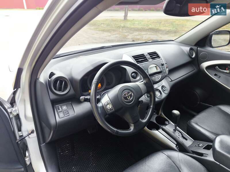 Внедорожник / Кроссовер Toyota RAV4 2006 в Черкассах