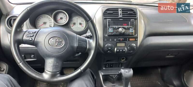 Позашляховик / Кросовер Toyota RAV4 2004 в Чернівцях