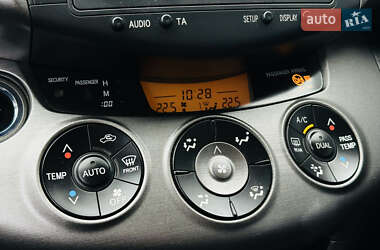 Внедорожник / Кроссовер Toyota RAV4 2010 в 