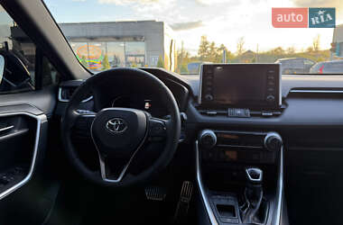 Внедорожник / Кроссовер Toyota RAV4 2018 в 