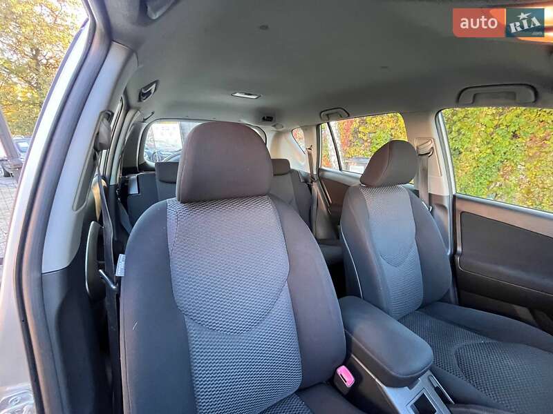 Внедорожник / Кроссовер Toyota RAV4 2006 в Черновцах