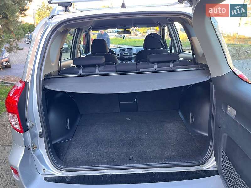 Внедорожник / Кроссовер Toyota RAV4 2006 в Черновцах