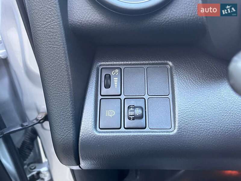 Внедорожник / Кроссовер Toyota RAV4 2006 в Черновцах