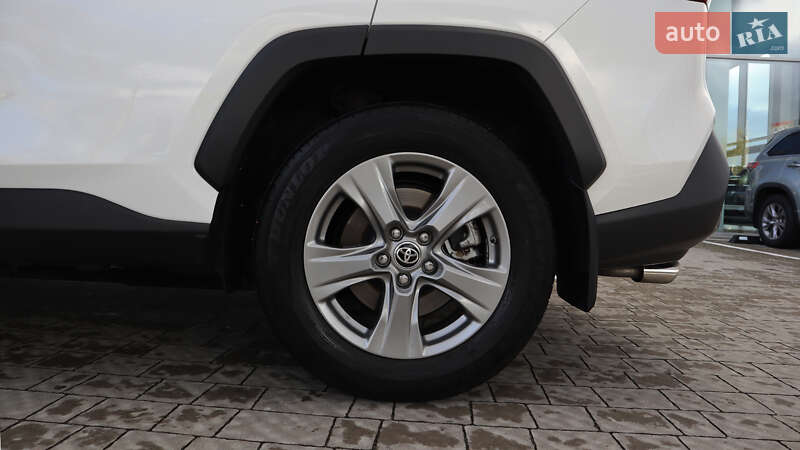 Позашляховик / Кросовер Toyota RAV4 2023 в Рівному