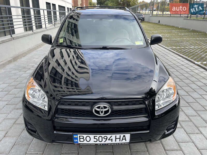 Позашляховик / Кросовер Toyota RAV4 2010 в Рівному