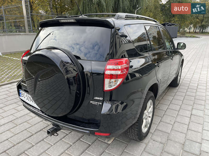 Позашляховик / Кросовер Toyota RAV4 2010 в Рівному