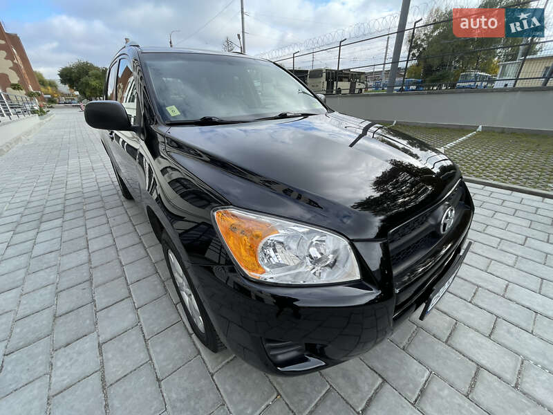 Позашляховик / Кросовер Toyota RAV4 2010 в Рівному