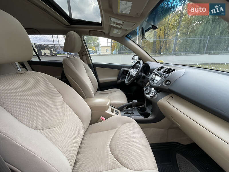 Позашляховик / Кросовер Toyota RAV4 2010 в Рівному