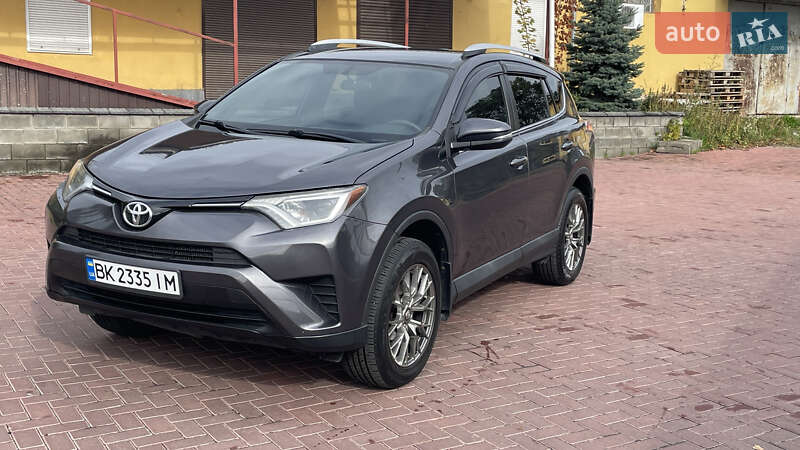 Внедорожник / Кроссовер Toyota RAV4 2016 в Ровно