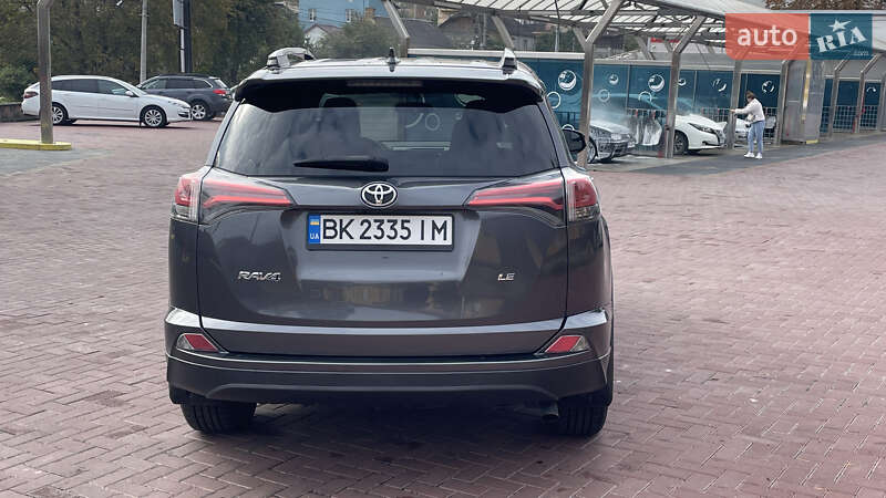 Внедорожник / Кроссовер Toyota RAV4 2016 в Ровно