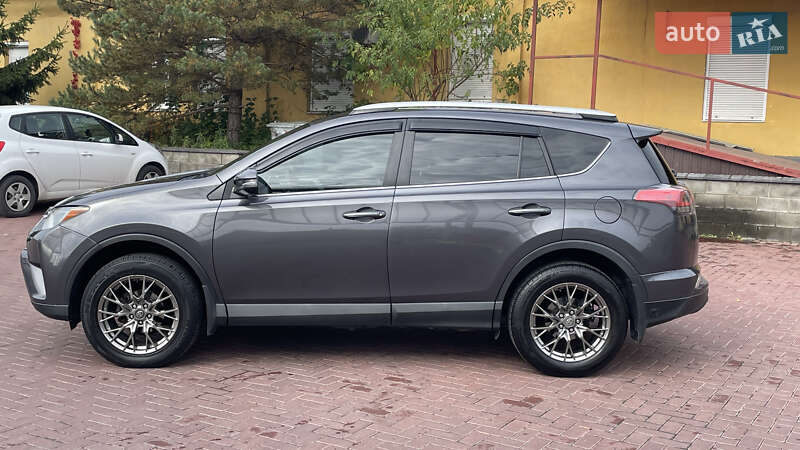 Внедорожник / Кроссовер Toyota RAV4 2016 в Ровно